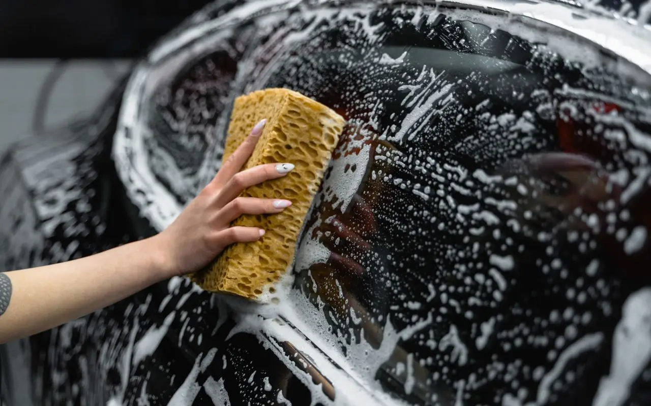 Lavare l’auto a casa? Attenzione: ecco perché rischi multe salatissime! Immagine selezionata