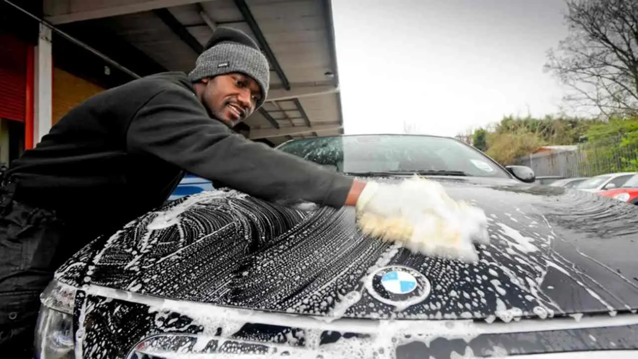Lavare l’auto a casa? Attenzione: ecco perché rischi multe salatissime! Immagine selezionata