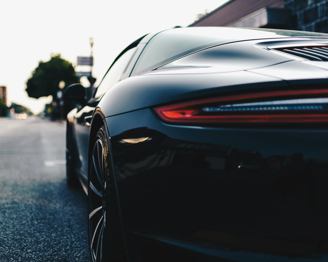 Le 10 auto di lusso che non ti svuoteranno il portafoglio: scopri il piacere senza pensieri! Immagine selezionata