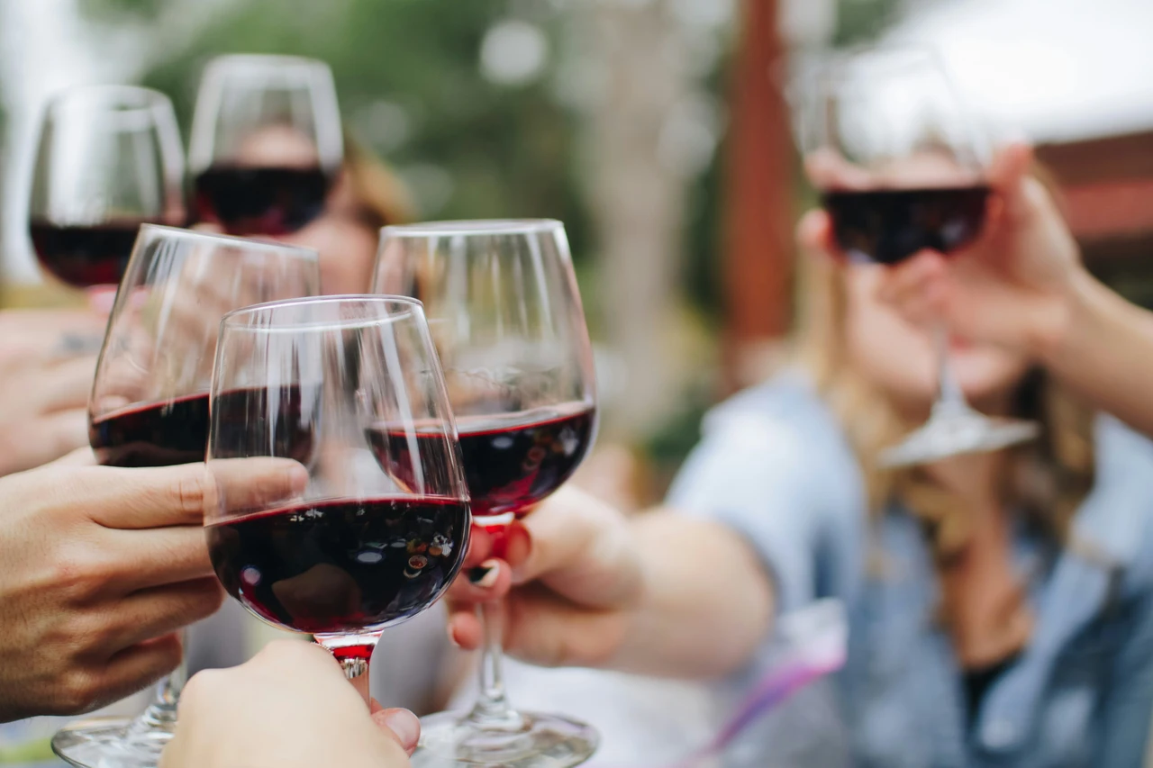 Allarme nei calici: sono stati scoperti livelli pericolosi di sostanze tossiche nei vini più amati Immagine selezionata