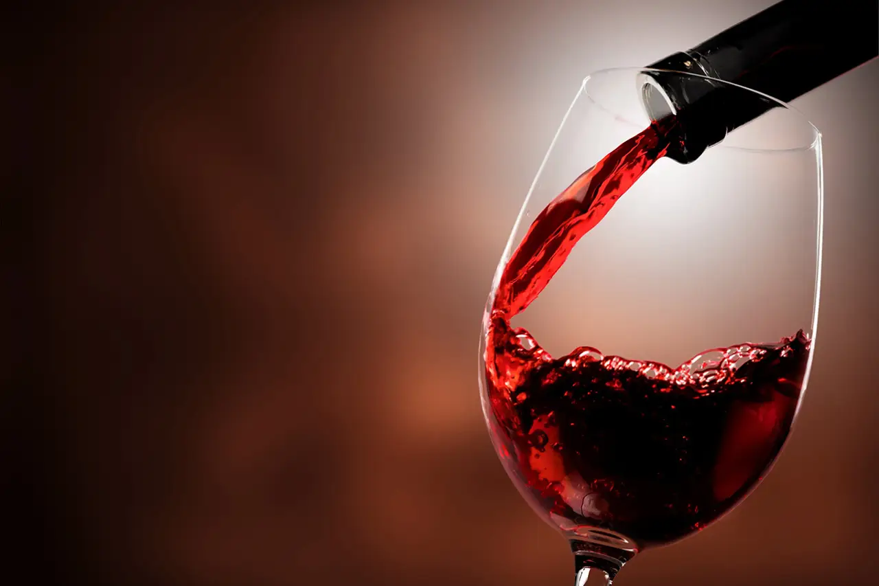 Allarme nei calici: sono stati scoperti livelli pericolosi di sostanze tossiche nei vini più amati Immagine selezionata
