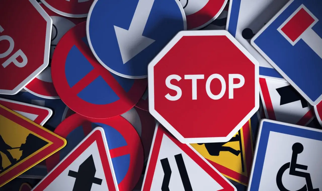 Rotatorie: nuove norme in vigore e multe pesanti. Sospensione della patente per chi commette errori