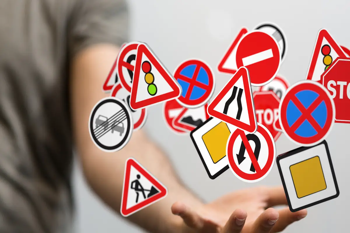 Rotatorie: nuove norme in vigore e multe pesanti. Sospensione della patente per chi commette errori Immagine selezionata
