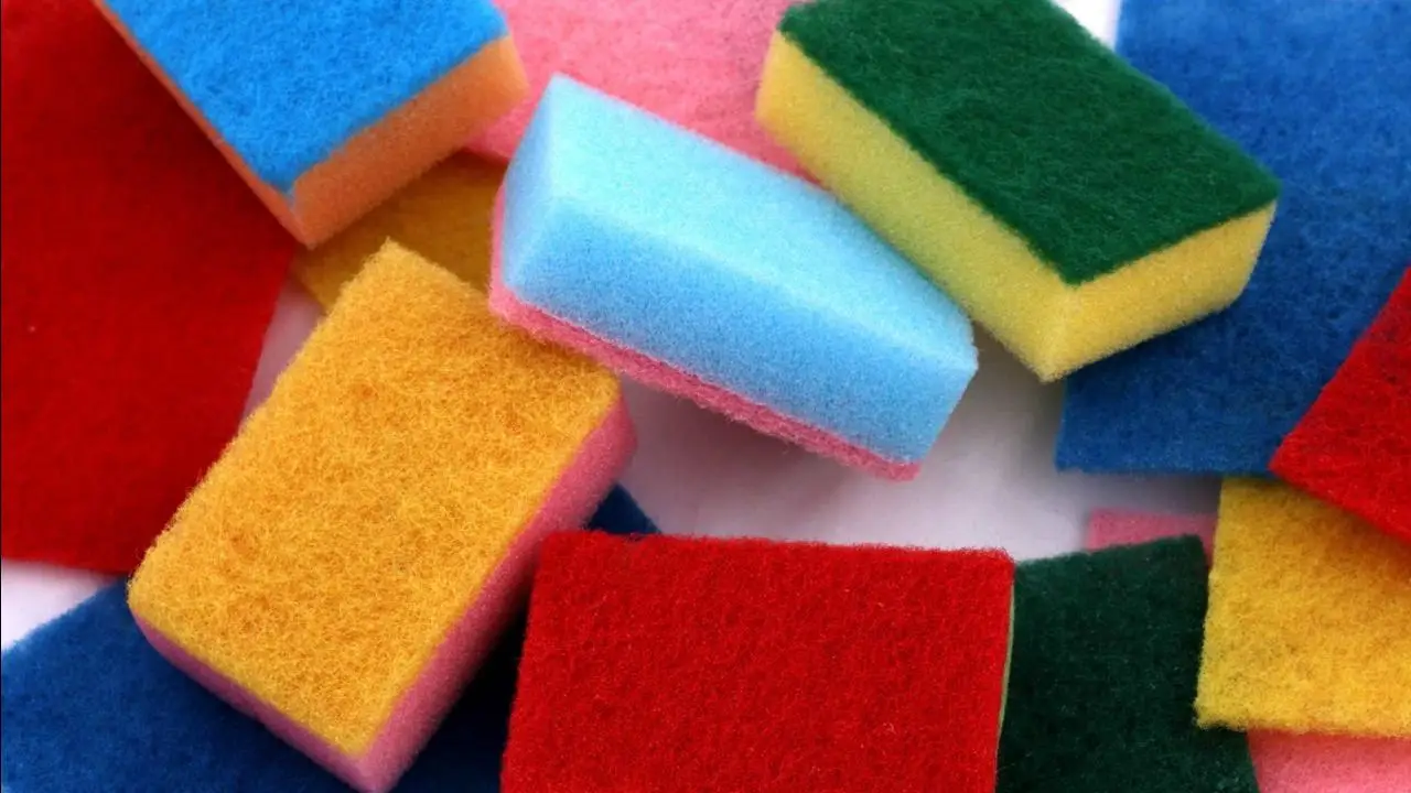 Guida pratica per una corretta igienizzazione della spugna da cucina Immagine selezionata