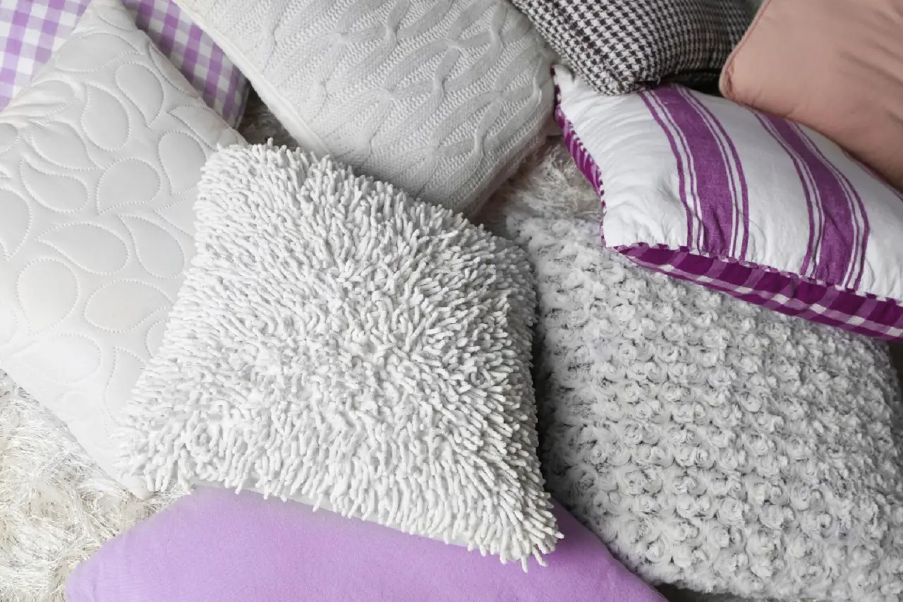 Come sistemare i cuscini del tuo divano per mantenerli in forma