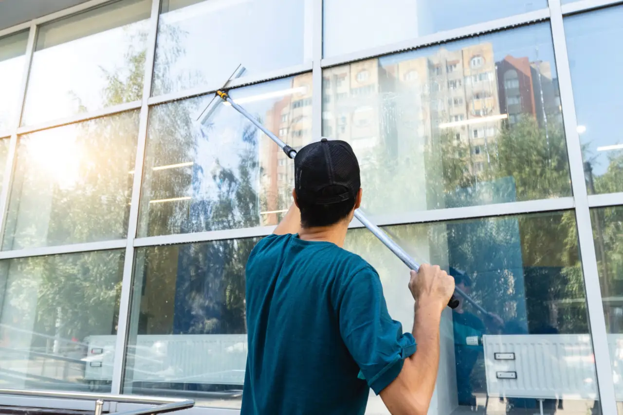 Pulire le finestre alte in sicurezza senza usare la scala Immagine selezionata