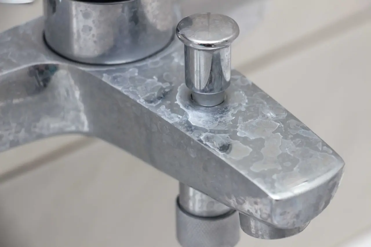 Stop ai rimedi tradizionali: arriva la soluzione definitiva contro il calcare in bagno Stop ai rimedi tradizionali: arriva la soluzione definitiva contro il calcare in bagno