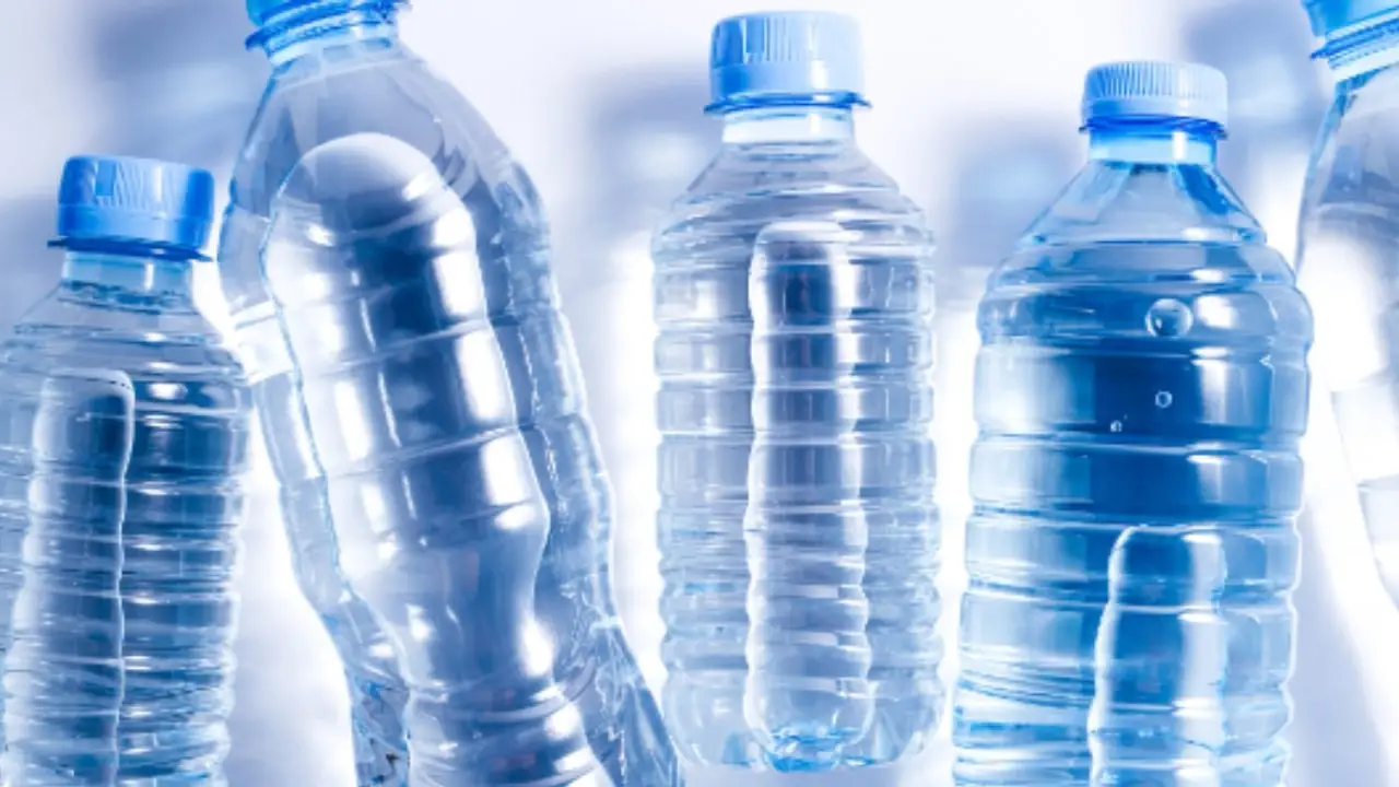 Acqua in bottiglia: ritirate 300mila confezioni dopo il rilevamento di superbatteri Acqua in bottiglia: ritirate 300mila confezioni dopo il rilevamento di superbatteri