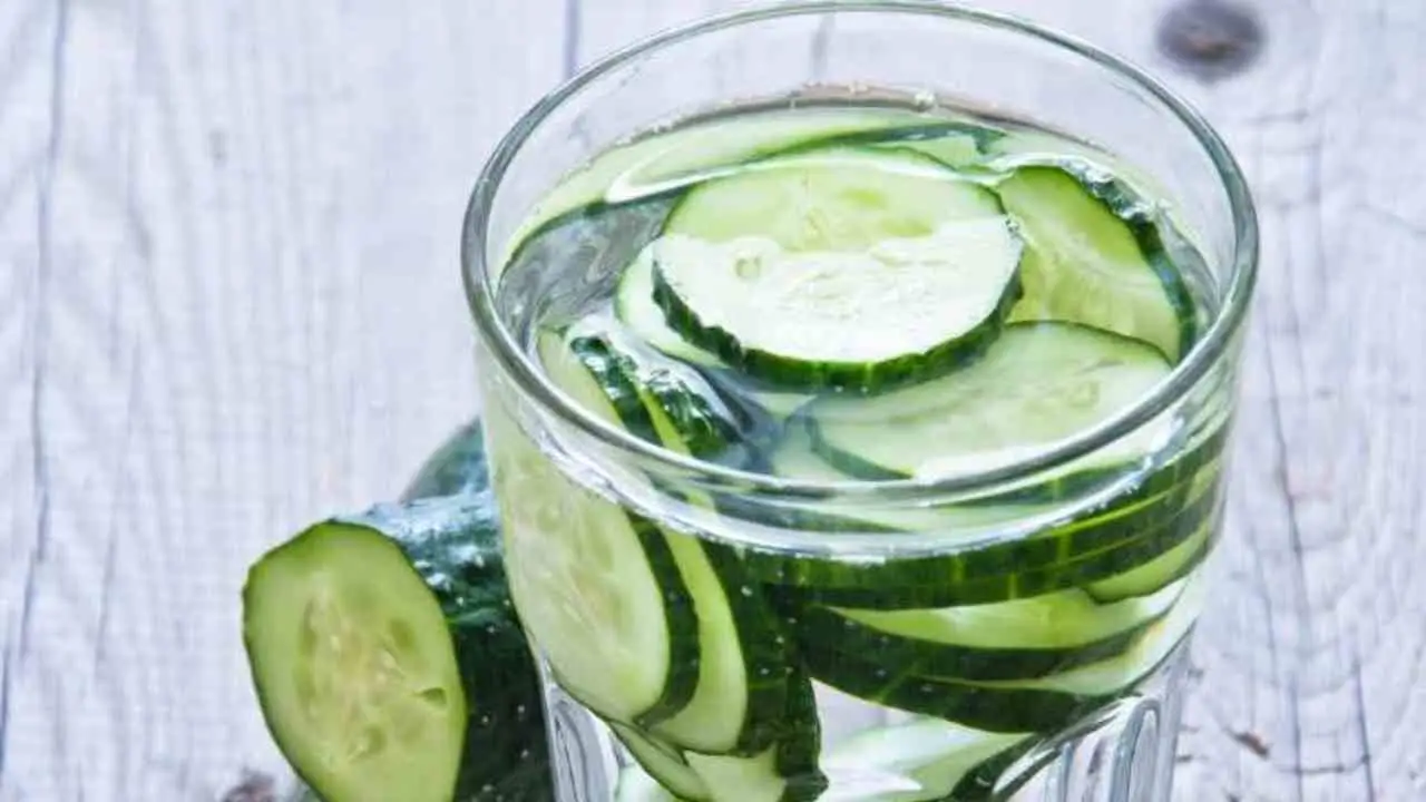 L’acqua detox con cetriolo e menta: quando berla per risultati visibili L’acqua detox con cetriolo e menta: quando berla per risultati visibili