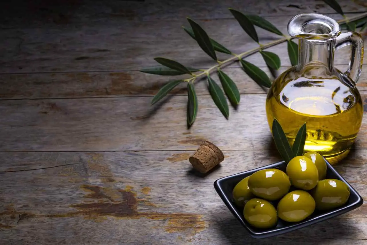 Quali benefici apporta l’olio extravergine d’oliva se consumato regolarmente secondo i nutrizionisti Quali benefici apporta l’olio extravergine d’oliva se consumato regolarmente secondo i nutrizionisti